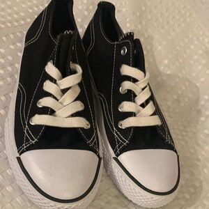Airwalk kids black and white low rise lace up sneakers, size 3.5.